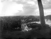 Maria Berg med dottern Marie-Louise vid Prinshagasjön.

Fotograf är Maria Berg, född Flach.

Kapten Sigge Flachs samling, Prinshaga, Axvall.