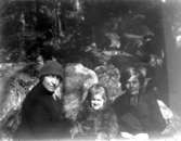 Maria Berg med sina döttrar Marie-Louise och Mechtild.

Fotograf är Maria Berg född Flach.

Kapten Sigge Flachs samling, Prinshaga, Axvall.