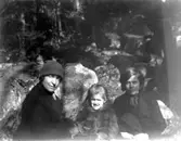 Maria Berg med sina döttrar Marie-Louise och Mechtild.

Fotograf är Maria Berg född Flach.

Kapten Sigge Flachs samling, Prinshaga, Axvall.