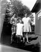 Karin Sten, Mechtild och Marie-Louise Berg.

Marie-Louise Berg, gift Grauers, f. 1914.

Kapten Sigge Flachs samling, Prinshaga, Axvall.

Fotograf: Maria Berg, född Flach.