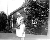 Kapten Sigge Flachs samling, Prinshaga, Axvall.

Marie-Louise Berg, gift Grauers, f. 1914.

Fotograf: Maria Berg, född Flach.