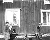 Kapten Sigge Flachs samling, Prinshaga, Axvall.

Marie-Louise Berg, gift Grauers, f. 1914.

Fotograf: Maria Berg, född Flach.