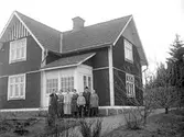 Skogshyddan, Borggårds bruk, Östergötland.
Alma och Erik Jansson utanför hemmet i Skogshyddan tillsammans med sonen Erik samt döttrarna Elisabeth, Greta, Kerstin och Karin, alla Jansson.
C:a 1923.