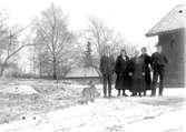 Härlunda socken. 
Vinterbild med besökande på Milsmaden.
Fr. v: Axel Olsson med fästmö, Eva Vilhelmina Andersson, Constance Brodén o Gunnar Andersson.
C:a 1920.