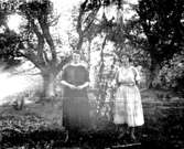 Härlunda socken.  Karin Andersson med okänd dam.Foto från Herrtorp.