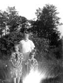 Härlunda socken. Herrtorp.Karin Andersson med blivande makens brorsbarn Majken o Nanny Andersson.C:a 1924.