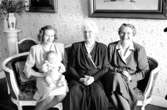 4 generationer Lundberg.
1. Ann-Marie Lundberg
2. Karins mamma
3. Karin Lundberg