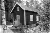 Karin Carlsson, född Kirkhoff 1930-talet.
Vid hennes stuga i Östergården.