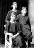 Familjen Eriksson, Öja Sörgården 1920-talet.
Gunborg, Hanna och Berta.