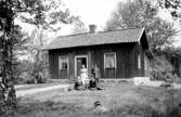 Träde 1, utanför Tidan mot Bellefors i slutet av 1930-talet.
Barn: Martin, Bengt och Arvid.