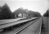 Kastanjerna t. h. stod på Stigbergs tomt. Handlanden Stigberg köpte stället öster om järnvägen, sedan han slutat med affären.

Reprofotograf: Gunnar Berggren.