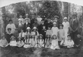 Söndagsskolfest i Kyrkängens hage.
Bakre raden fr.v:
1. Gösta Andersson, Kyrkängen. Son till Karl
2. Gustav Karlsson, Åsen. Roberts son.
3. 
4. Bertil Gustavsson, Åsen
5.
6. Einar(?) Blomqvist
Andra raden bakifrån fr.v:
1. Selma Säll
2. Karin Karlsson, Norra Banvaktsstugan
3. Folke Gustavsson, Spigården
4. Nils Hermansson, Mäloset
5. Erik Blomqvist, Banvaktsstugan vid övergången
6. Harald Kjellén, Stationen
7. Nils Johansson, Spigården
8. Astrid Johansson, Sörgården
9. Nathan Sandén, arrenderade först Prästgården, senare Melins gård.
Andra raden framifrån fr.v:
1. 
2.            Karlsson, Åsen
3. Erik Gustavsson, Älgarås
4. 
5. Anna Andersson, Bockerud
6. Ernst Karlsson, bror till nr 2 i andra raden bakifrån.
7. 
8. Anna-Lisa Andersson, Kroksjöhult
9.
Främre raden fr.v:
1. 
2. Sonja Jonsson, Kroken (gift Bohlin)
3. Gerda Andersson, Kärret
Övriga okända.

Reprofotograf: Gunnar Berggren.