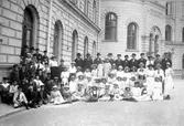Skolresa till Stockholm. Vasa skola 1917-18.
På trappan längst bak: 
Herman Fredström och brodern Oscar.
Vendela Norlander i studentmössa.
Närmast t.v. om henne: paret Hendén, 
T.h: Sofia Gustavsson.
Långt t.h. i mörk hatt: Hanna Säll.