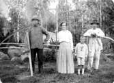 Omkring 1918.                                Reprofotograf: Gunnar Berggren.
Fr.v:
1. Ingemar Lundgren
2. Hildur, syster till nr 1
3. Sven
4. Hugo Svensson
Nr 2,3 o 4 är en familj.