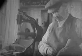 Skomakare Herman Gustavsson, Hallerud.

Reprofotograf: Gunnar Berggren.
