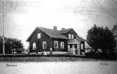 Första skolan byggdes 1846-47. Brann 1863.
Jonsson f. 3/10 1843 i Götlunda.
Ordinarie lärare i Älgarås 1874-1907. Vikarierade därefter bl.a. i Bredebolet. Flyttade till Björsäter i dec. 1909.

Reprofotograf: Gunnar Berggren.