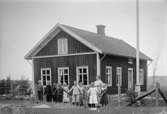 1914.
Lärarinnan Hanna (Julin) Säll.
Fr.v:
Bertil Johansson, Bredebolet
Josef Persson, Bredebolet
Erik Andersson, Näsängen
Olof Nilsson, Bredebolsfall
Linnéa Johansson, Bredebolet
Elov Karlsson, Habelsbolet
Sara Gustavsson, Bäcken
Greta Sjögren, Gersebacken
Greta Lilja, Brokärret
Ingrid Johansson, Hallerud