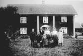 Fr.v:1. Bertil Jansson2. Gustav3. Hildur4. Alma5. Ester*6. Karl7. Märta8. FridaReprofotograf: Gunnar Berggren.