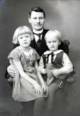 Karl Jonsson med barnbarnen Britta och Olof