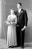 Enligt uppgift från besökare:
Bruden heter Ingrid, född 1918, lever ännu. (2016), Artur föddes 1908, dog redan 1946. De tog senare namnet Henstedt.