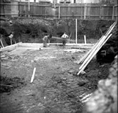 Skara.
Kvarteret Balder nr. 24, Marumsgatan 9. 
Grundgrävning för tillbyggnad. Östra schaktkanten.