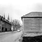 Skara. 
Kvarteret Jupiter.
Tomt nr. 15, Skolgatan 13.
Domkyrkan i bakgrunden.