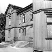 Skara.
Kvarteret Brage, 
Gunnar Wennerbergsgatan 5. 
Hantverksföreningens hus, västra fasaden med trapphuset.