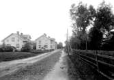 Karin Bäckström f. 1880 drev fotoateljé på Vasagatan 5 i Töreboda. Hon tog över den av sin far Thure Bäckström, som hade etablerat firman 1886, och hon drev den mellan 1896 -1916.
Karin Bäckström gifte sig år 1917 med John Knape.