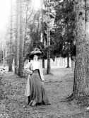 Karin Bäckström f. 1880 drev fotoateljé på Vasagatan 5 i Töreboda. Hon tog över den av sin far Thure Bäckström, som hade etablerat firman 1886, och hon drev den mellan 1896 -1916.
Karin Bäckström gifte sig år 1917 med John Knape.