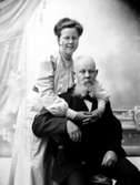 Greta Bäckström är syster till Karin Bäckström.

Karin Bäckström f. 1880 drev fotoateljé på Vasagatan 5 i Töreboda. Hon tog över den av sin far Thure Bäckström, som hade etablerat firman 1886, och hon drev den mellan 1896 -1916.
Karin Bäckström gifte sig år 1917 med John Knape.