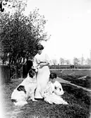 Greta Bäckström är syster till Karin Bäckström.

Karin Bäckström f. 1880 drev fotoateljé på Vasagatan 5 i Töreboda. Hon tog över den av sin far Thure Bäckström, som hade etablerat firman 1886, och hon drev den mellan 1896 -1916.
Karin Bäckström gifte sig år 1917 med John Knape.