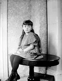 Inga Knape f. 1918, dotter till John Knape och Karin Knape f. Bäckström.

Karin Bäckström f. 1880 drev fotoateljé på Vasagatan 5 i Töreboda. Hon tog över den av sin far Thure Bäckström, som hade etablerat firman 1886, och hon drev den mellan 1896 -1916.
Karin Bäckström gifte sig år 1917 med John Knape.