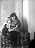 Inga och Hans Knape, barn till John Knape och Karin Knape f. Bäckström.

Karin Bäckström f. 1880 drev fotoateljé på Vasagatan 5 i Töreboda. Hon tog över den av sin far Thure Bäckström, som hade etablerat firman 1886, och hon drev den mellan 1896 -1916.
Karin Bäckström gifte sig år 1917 med John Knape.