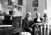 Thure och Maria Bäckström, föräldrar till Karin, Greta och Erik Bäckström. 

Karin Bäckström f. 1880 drev fotoateljé på Vasagatan 5 i Töreboda. Hon tog över den av sin far Thure Bäckström, som hade etablerat firman 1886, och hon drev den mellan 1896 -1916.
Karin Bäckström gifte sig år 1917 med John Knape.