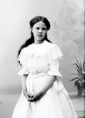 Greta Bäckström är syster till Karin Bäckström.

Karin Bäckström f. 1880 drev fotoateljé på Vasagatan 5 i Töreboda. Hon tog över den av sin far Thure Bäckström, som hade etablerat firman 1886, och hon drev den mellan 1896 -1916.
Karin Bäckström gifte sig år 1917 med John Knape.
