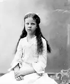 Greta Bäckström är syster till Karin Bäckström.

Karin Bäckström f. 1880 drev fotoateljé på Vasagatan 5 i Töreboda. Hon tog över den av sin far Thure Bäckström, som hade etablerat firman 1886, och hon drev den mellan 1896 -1916.
Karin Bäckström gifte sig år 1917 med John Knape.