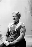 Maria Bäckström f. Lilja från Söder i Stockholm.
Thure och Maria Bäckström, föräldrar till Karin, Greta och Erik Bäckström.

Karin Bäckström f. 1880 drev fotoateljé på Vasagatan 5 i Töreboda. Hon tog över den av sin far Thure Bäckström, som hade etablerat firman 1886, och hon drev den mellan 1896 -1916.
Karin Bäckström gifte sig år 1917 med John Knape.