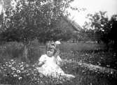 Inga Knape f. 1918, dotter till John Knape och Karin Knape f. Bäckström.

Karin Bäckström f. 1880 drev fotoateljé på Vasagatan 5 i Töreboda. Hon tog över den av sin far Thure Bäckström, som hade etablerat firman 1886, och hon drev den mellan 1896 -1916.
Karin Bäckström gifte sig år 1917 med John Knape.