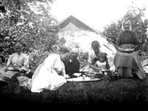 Inga Knape f. 1918, dotter till John Knape och Karin Knape f. Bäckström.
Clara Knape mor till John Knape. Hanna Larsson är kusin till John Knape.

Karin Bäckström f. 1880 drev fotoateljé på Vasagatan 5 i Töreboda. Hon tog över den av sin far Thure Bäckström, som hade etablerat firman 1886, och hon drev den mellan 1896 -1916.
Karin Bäckström gifte sig år 1917 med John Knape.
