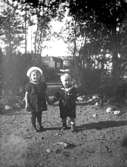 Inga och Hans Knape, barn till John Knape och Karin Knape f. Bäckström.

Karin Bäckström f. 1880 drev fotoateljé på Vasagatan 5 i Töreboda. Hon tog över den av sin far Thure Bäckström, som hade etablerat firman 1886, och hon drev den mellan 1896 -1916.
Karin Bäckström gifte sig år 1917 med John Knape.