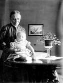 Inga Knape f. 1918, dotter till John Knape och Karin Knape f. Bäckström.
Clara Knape farmor till Inga Knape.

Karin Bäckström f. 1880 drev fotoateljé på Vasagatan 5 i Töreboda. Hon tog över den av sin far Thure Bäckström, som hade etablerat firman 1886, och hon drev den mellan 1896 -1916.
Karin Bäckström gifte sig år 1917 med John Knape.