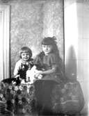 Syskonen Hans och Inga Knape. Barn till Karin Knape f. Bäckström och John Knape.

Karin Bäckström f. 1880 drev fotoateljé på Vasagatan 5 i Töreboda. Hon tog över den av sin far Thure Bäckström, som hade etablerat firman 1886, och hon drev den mellan 1896 -1916.
Karin Bäckström gifte sig år 1917 med John Knape.