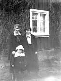 Karin Knape f. Bäckström är mor till Inga Knape och Hans Knape och syster till Greta Bäckström.

Karin Bäckström f. 1880 drev fotoateljé på Vasagatan 5 i Töreboda. Hon tog över den av sin far Thure Bäckström, som hade etablerat firman 1886, och hon drev den mellan 1896 -1916.
Karin Bäckström gifte sig år 1917 med John Knape.