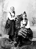 Greta Bäckström är syster till Karin Bäckström.

Karin Bäckström f. 1880 drev fotoateljé på Vasagatan 5 i Töreboda. Hon tog över den av sin far Thure Bäckström, som hade etablerat firman 1886, och hon drev den mellan 1896 -1916.
Karin Bäckström gifte sig år 1917 med John Knape.