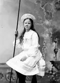 Greta Bäckström är syster till Karin Bäckström.

Karin Bäckström f. 1880 drev fotoateljé på Vasagatan 5 i Töreboda. Hon tog över den av sin far Thure Bäckström, som hade etablerat firman 1886, och hon drev den mellan 1896 -1916.
Karin Bäckström gifte sig år 1917 med John Knape.