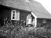 Karin Bäckström f. 1880 drev fotoateljé på Vasagatan 5 i Töreboda.
Hon tog över den av sin far Thure Bäckström, som hade etablerat firman 1886, och hon drev den mellan 1896-1916.
Karin Bäckström  gifte sig år 1917 med Johan Knape.