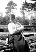 Karin Bäckström f. 1880 drev fotoateljé på Vasagatan 5 i Töreboda. Hon tog över den av sin far Thure Bäckström, som hade etablerat firman 1886, och hon drev den mellan 1896-1916.
Karin Bäckström gifte sig år 1917 med Johan Knape.