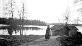 Karin Bäckström f. 1880 drev fotoateljé på Vasagatan 5 i Töreboda. Hon tog över den av sin far Thure Bäckström, som hade etablerat firman 1886, och hon drev den mellan 1896-1916.
Karin Bäckström gifte sig år 1917 med John Knape.