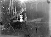 Karin Bäckström f. 1880 drev fotoateljé på Vasagatan 5 i Töreboda. Hon tog över den av sin far Thure Bäckström, som hade etablerat firman 1886, och hon drev den mellan 1896 -1916.
Karin Bäckström gifte sig år 1917 med John Knape.