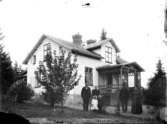 Exteriör.
Två par och två barn framför vitt reveterat hus med stor veranda. 
Gullspångssamlingen.
Bilder från Gullspång med omnejd.